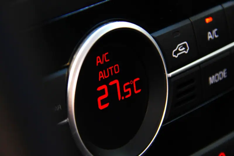 Commande de climatisation automobile affichant la température