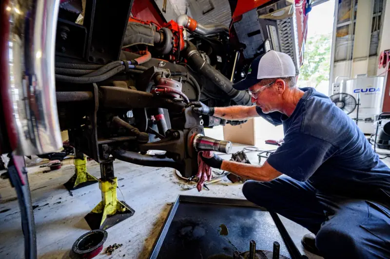 Mécanicien mobile travaillant sur un véhicule à l’extérieur