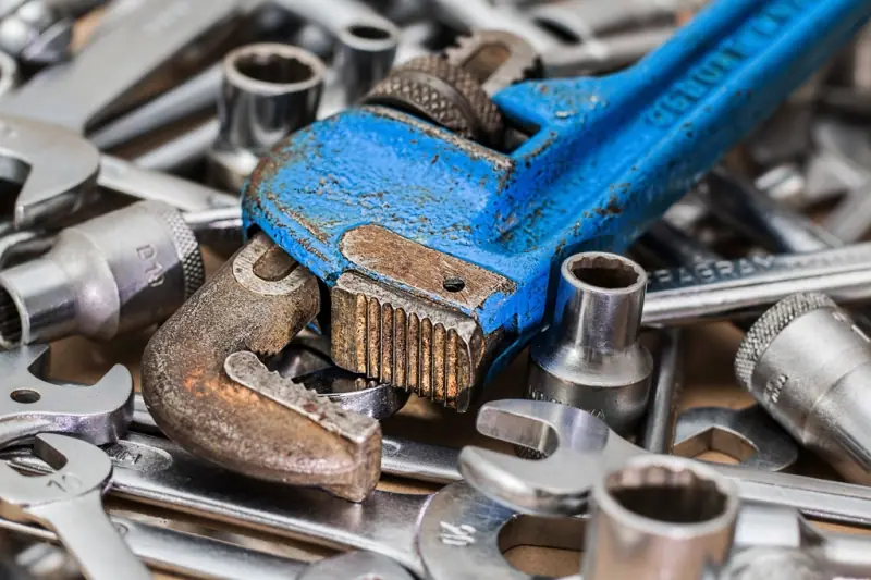 Outils de mécanique disposés sur un établi