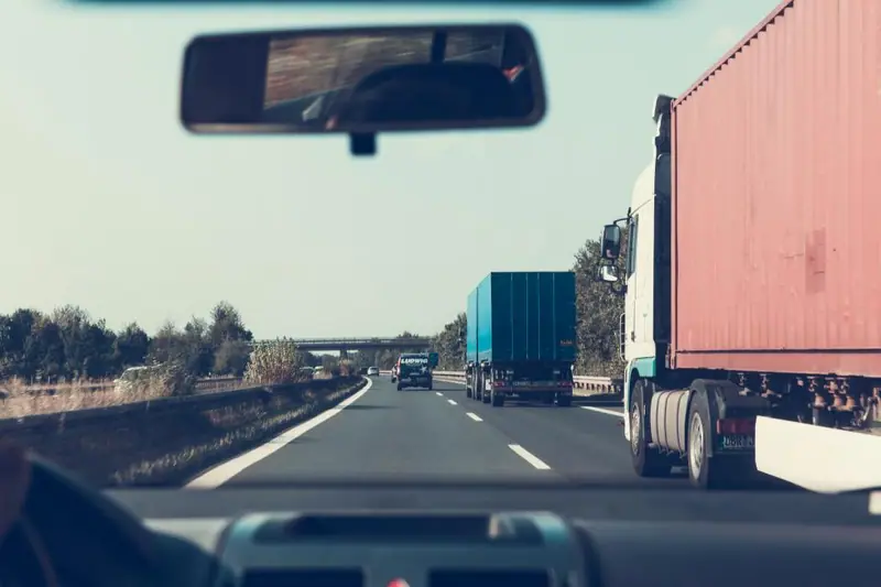 Circulation dense sur une autoroute