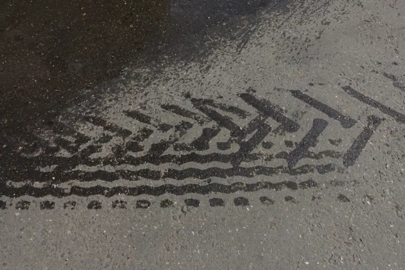 Traces de pneus d’hiver dans la neige